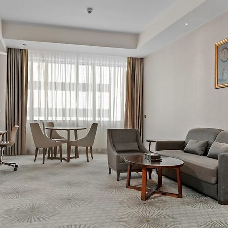 Holiday Suites Al Azizia Mecca ภายนอก รูปภาพ A room at the hotel