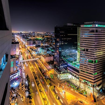 Holiday Suites Al Azizia Mecca ภายนอก รูปภาพ The city of Karachi at night.