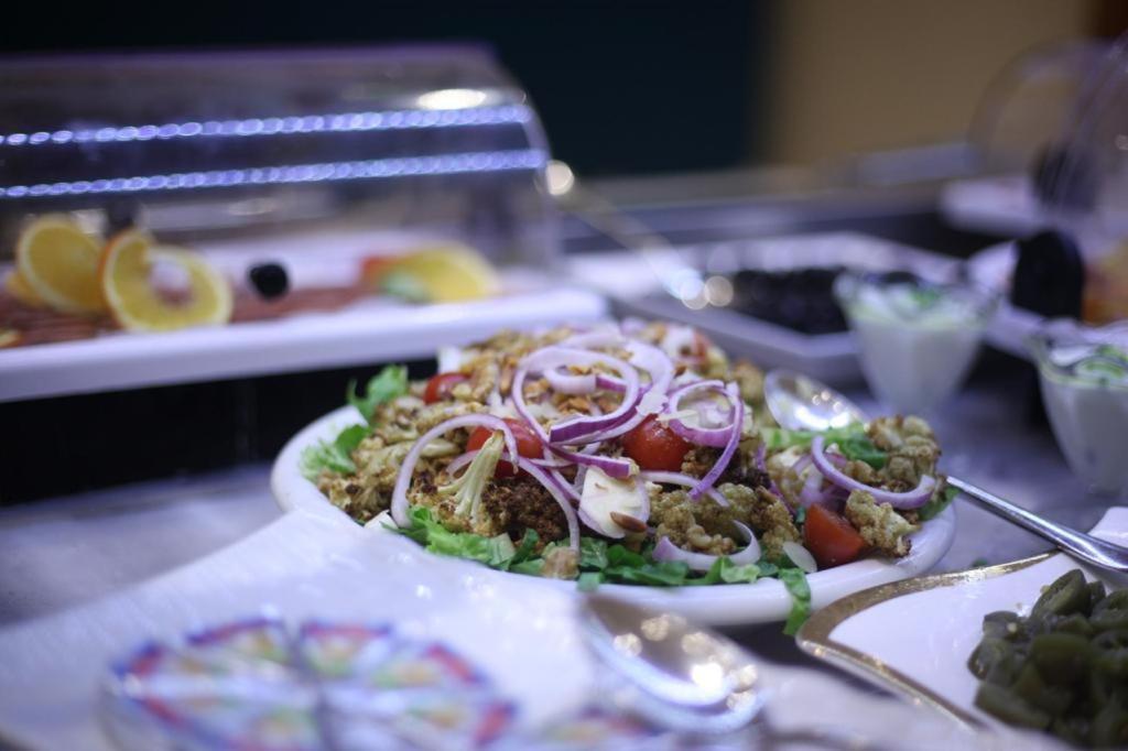 Holiday Suites Al Azizia Mecca ภายนอก รูปภาพ A plate of tabouleh salad