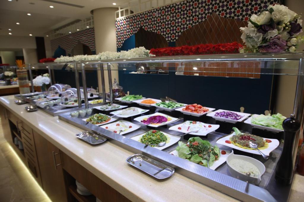 Holiday Suites Al Azizia Mecca ภายนอก รูปภาพ A buffet at a luxury hotel in Antalya, Turkey