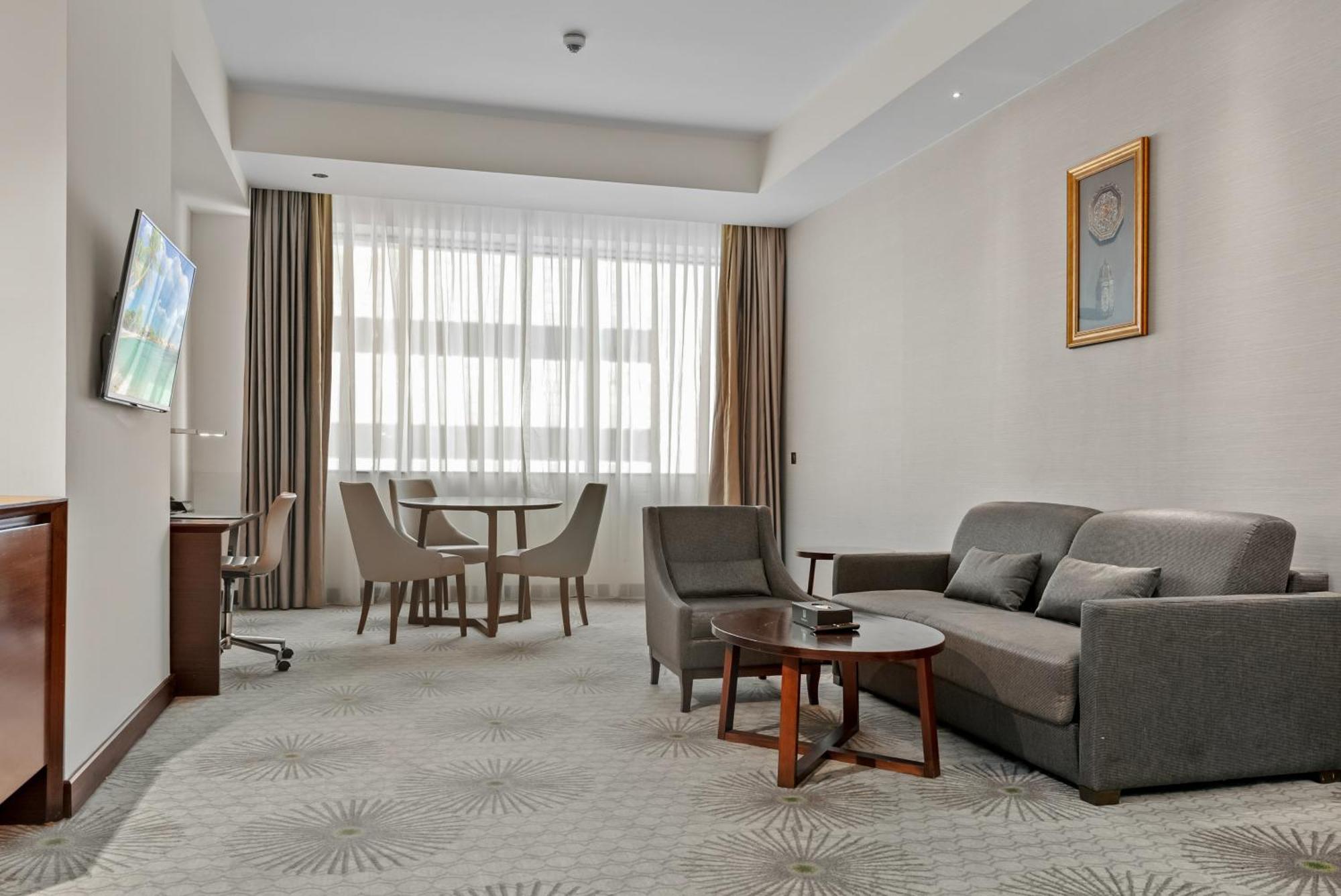 Holiday Suites Al Azizia Mecca ภายนอก รูปภาพ A room at the hotel
