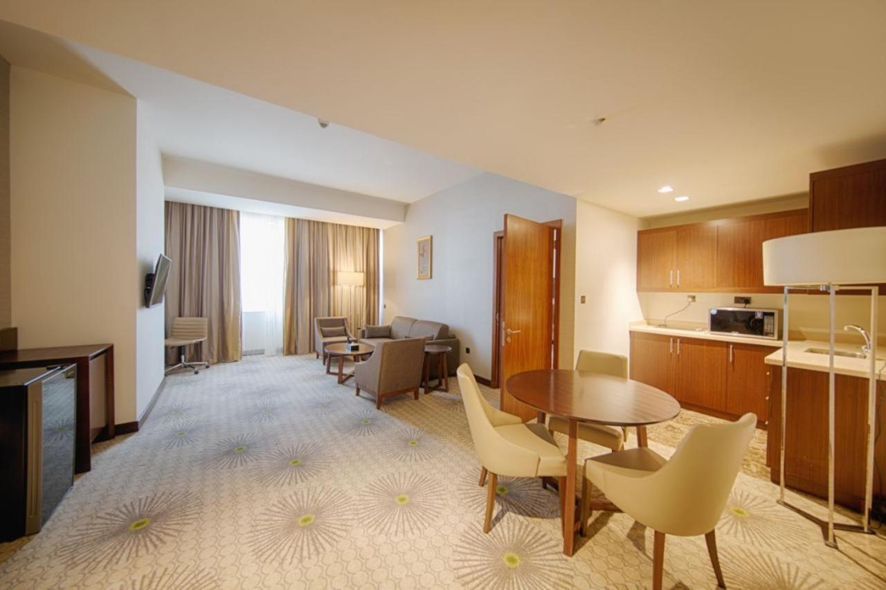 Holiday Suites Al Azizia Mecca ภายนอก รูปภาพ A room at the hotel