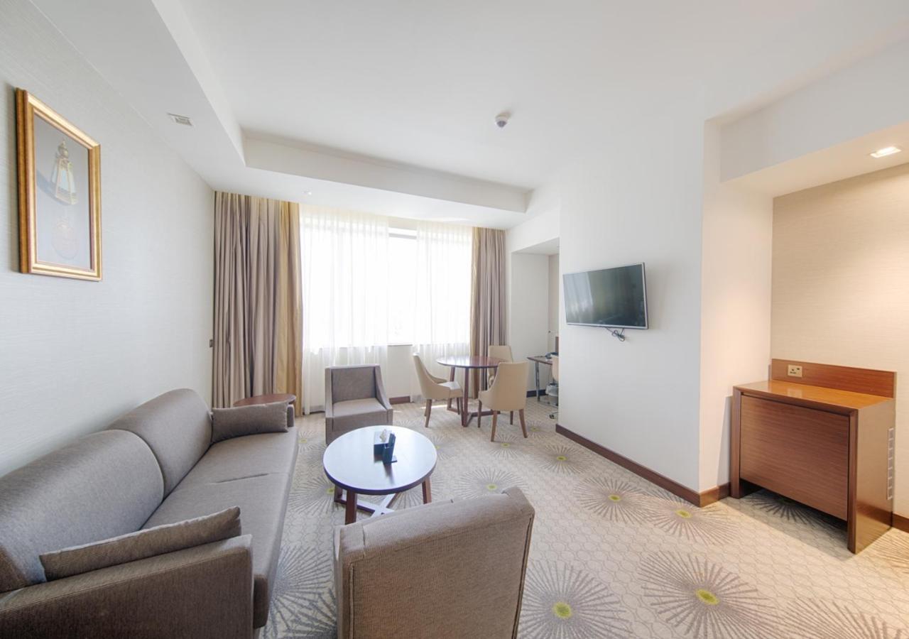 Holiday Suites Al Azizia Mecca ภายนอก รูปภาพ A room at the hotel