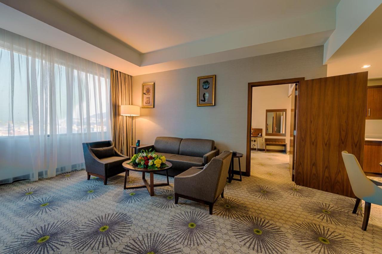 Holiday Suites Al Azizia Mecca ภายนอก รูปภาพ A room at the hotel