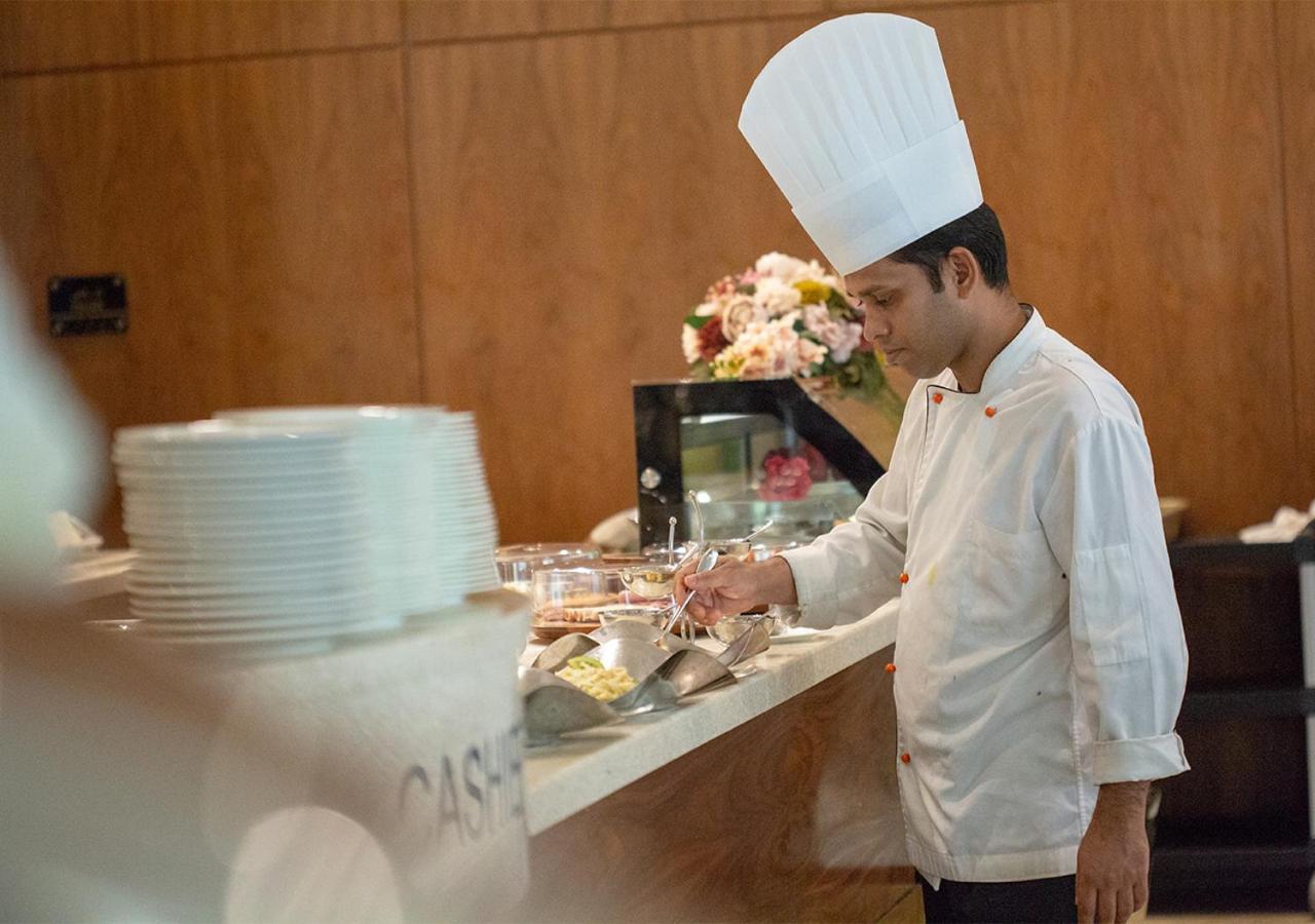 Holiday Suites Al Azizia Mecca ภายนอก รูปภาพ A chef preparing food at a buffet