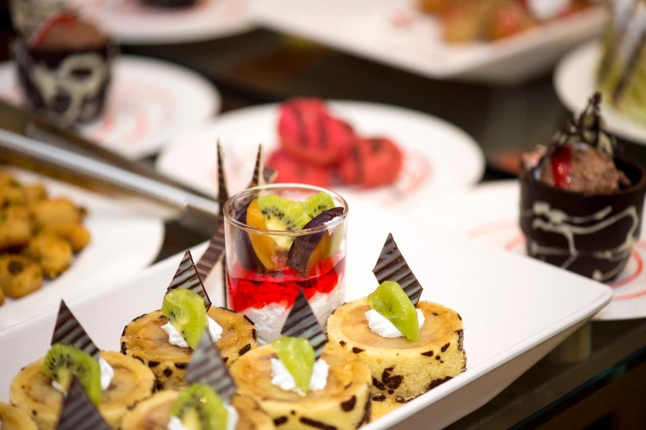Holiday Suites Al Azizia Mecca ภายนอก รูปภาพ A buffet at a luxury hotel