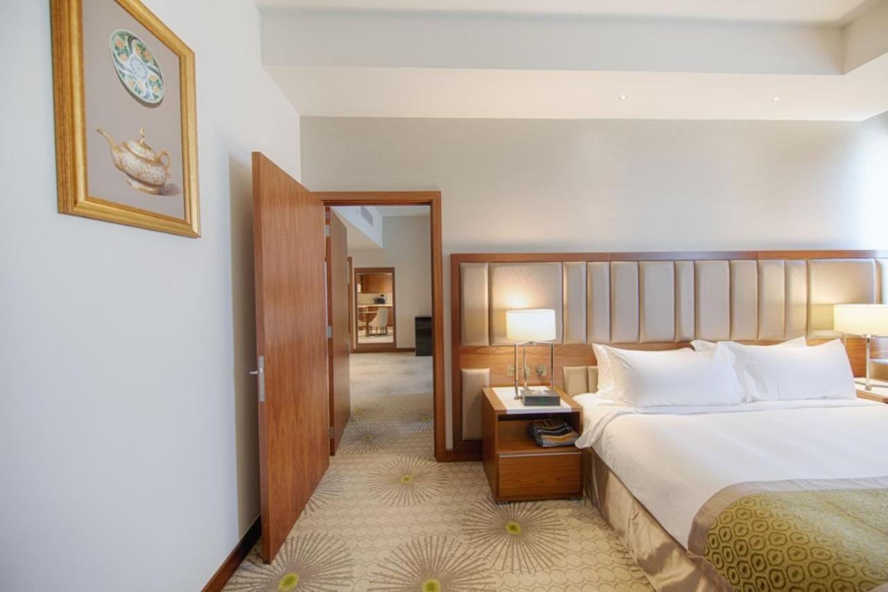 Holiday Suites Al Azizia Mecca ภายนอก รูปภาพ A room at the hotel