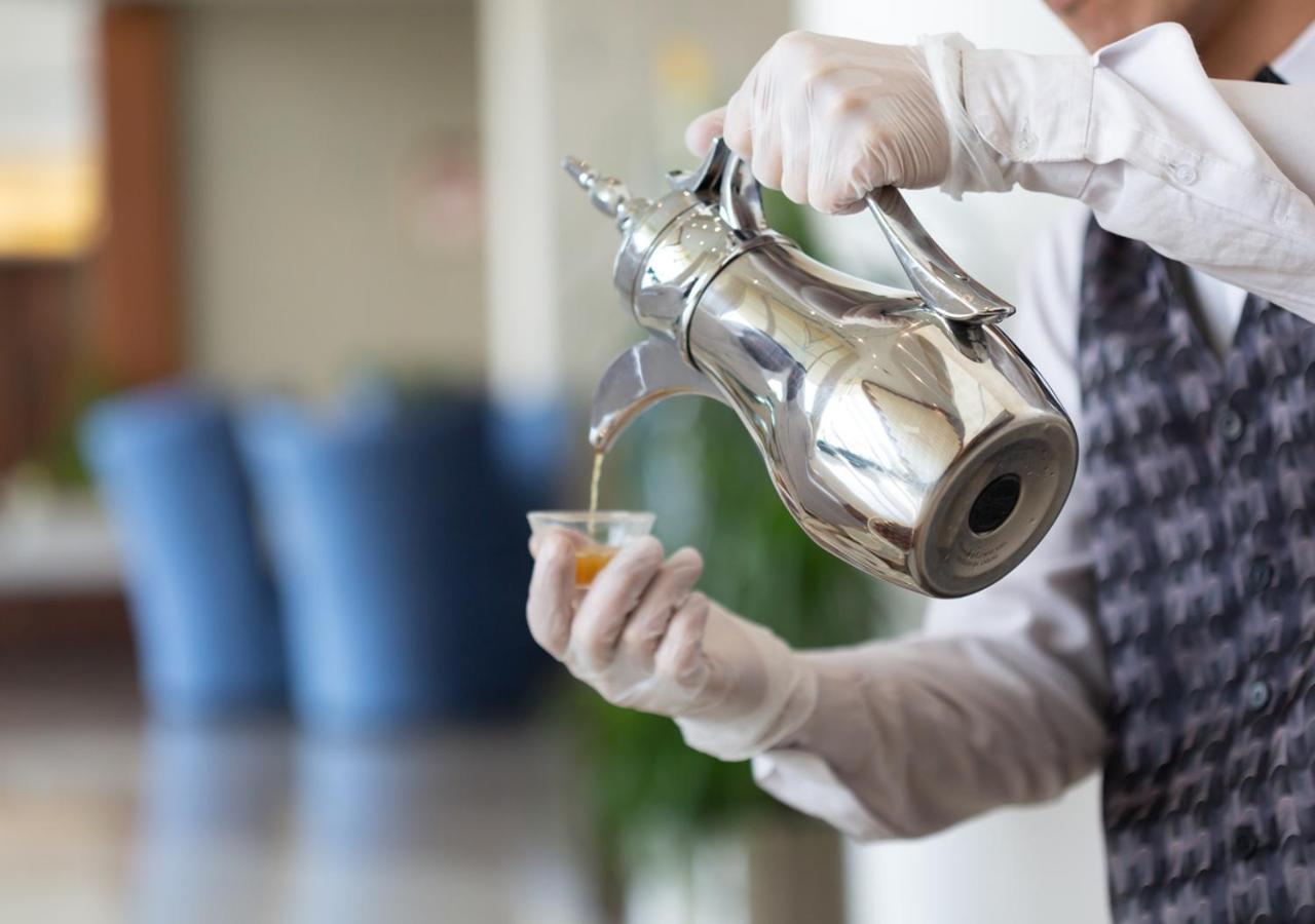 Holiday Suites Al Azizia Mecca ภายนอก รูปภาพ Coffee being served in a traditional way.