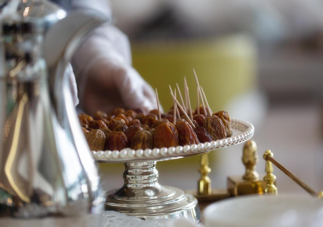 Holiday Suites Al Azizia Mecca ภายนอก รูปภาพ Dates are a traditional food in the Middle East.