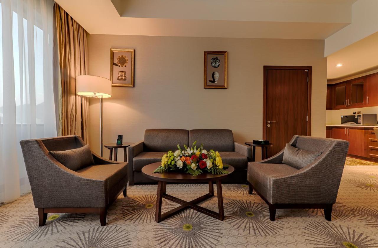 Holiday Suites Al Azizia Mecca ภายนอก รูปภาพ A living room in a hotel