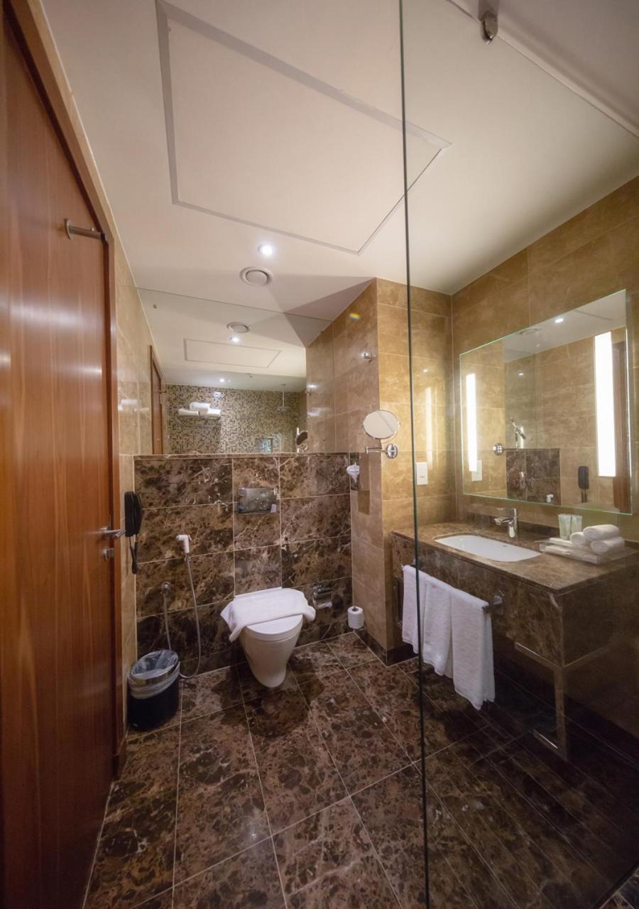 Holiday Suites Al Azizia Mecca ภายนอก รูปภาพ A bathroom at the hotel