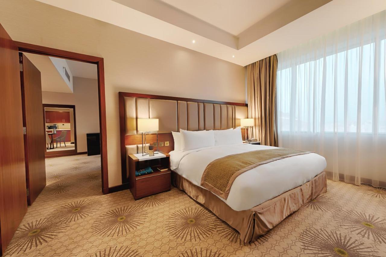 Holiday Suites Al Azizia Mecca ภายนอก รูปภาพ A room at the hotel