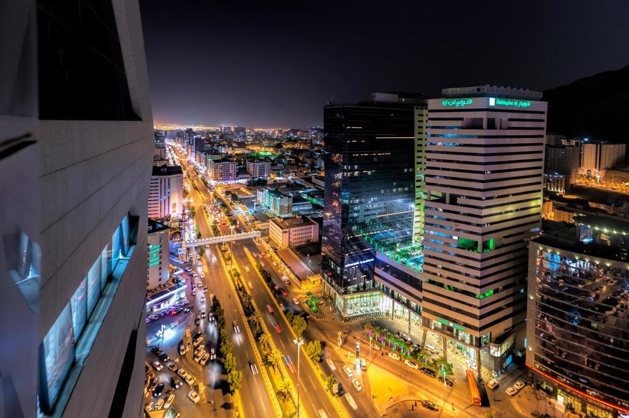Holiday Suites Al Azizia Mecca ภายนอก รูปภาพ The city of Karachi at night.