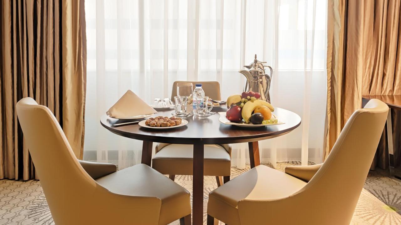 Holiday Suites Al Azizia Mecca ภายนอก รูปภาพ Breakfast at the hotel