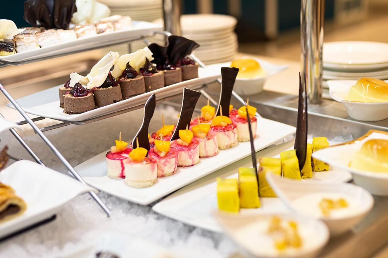 Holiday Suites Al Azizia Mecca ภายนอก รูปภาพ A buffet at a luxury hotel
