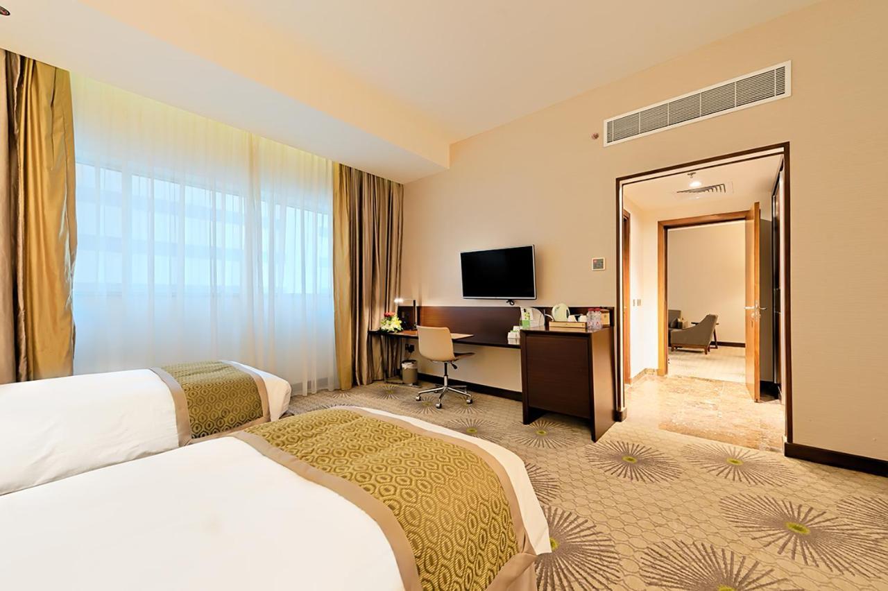 Holiday Suites Al Azizia Mecca ภายนอก รูปภาพ A room at the hotel