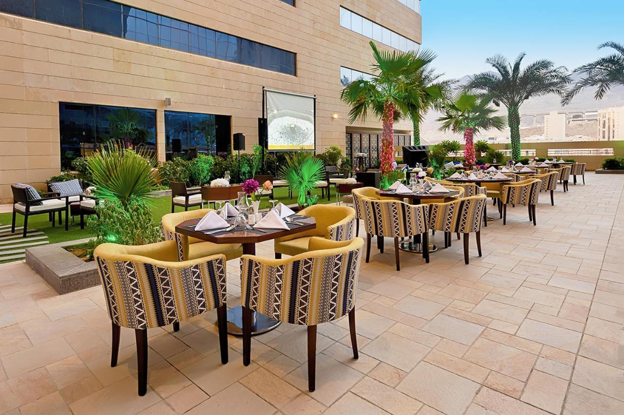Holiday Suites Al Azizia Mecca ภายนอก รูปภาพ The hotel's rooftop garden