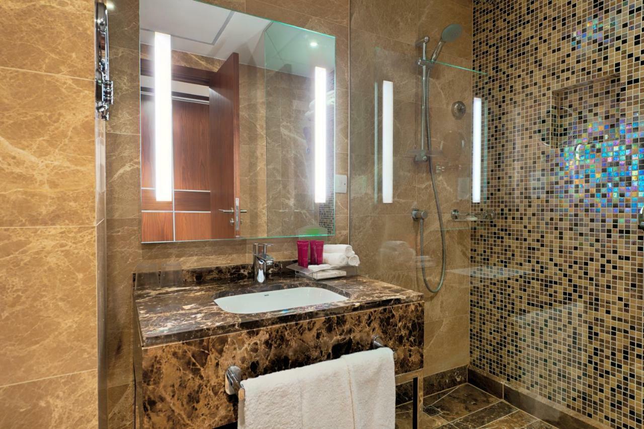 Holiday Suites Al Azizia Mecca ภายนอก รูปภาพ A bathroom at the hotel