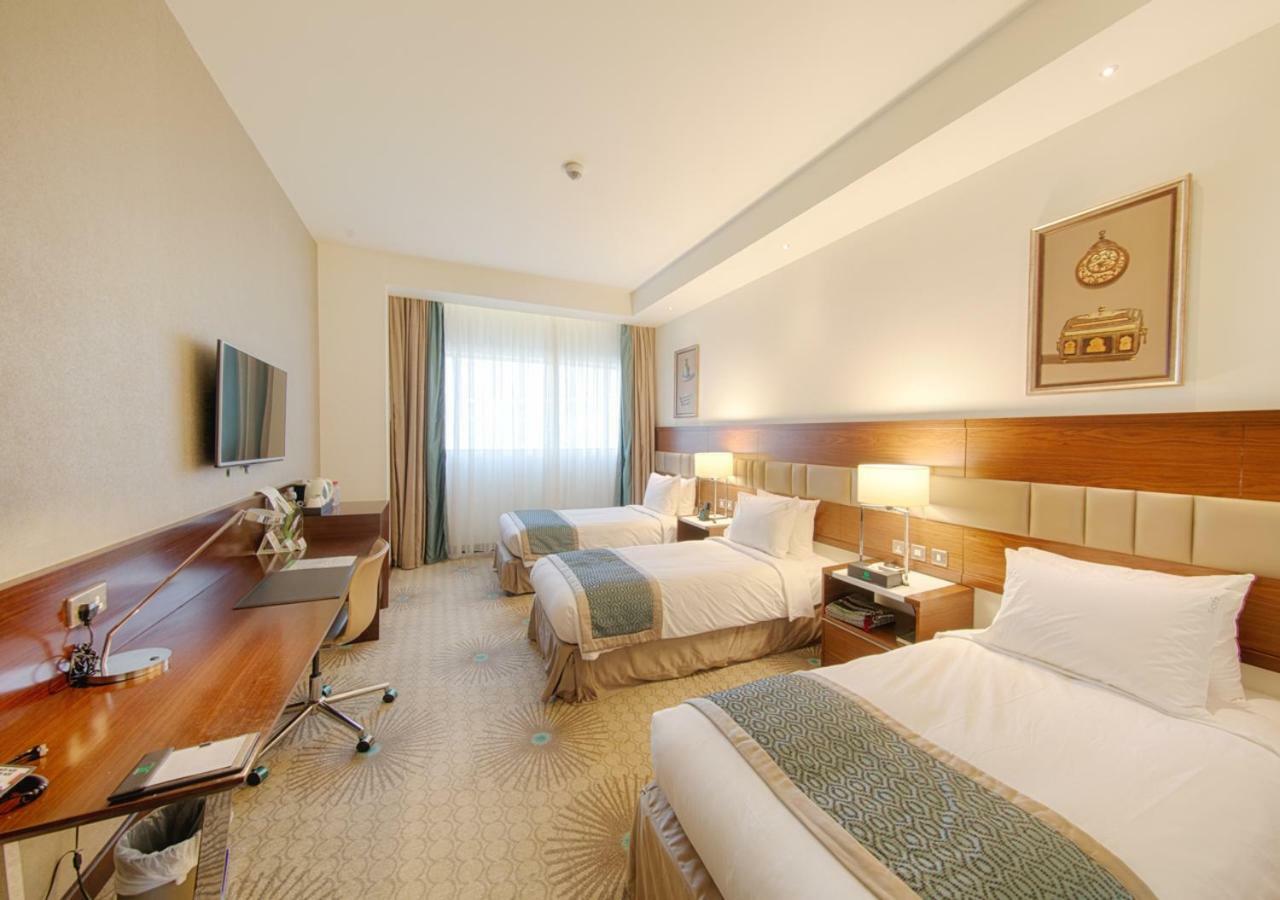 Holiday Suites Al Azizia Mecca ภายนอก รูปภาพ A room at the hotel